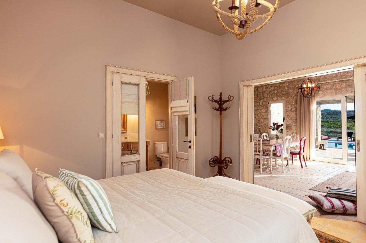 Villa Mantilari Wine Estate 7 Apartments 2 Private Pools 1 Heated Tennis Court Fitness Center Archanes Exterior photo