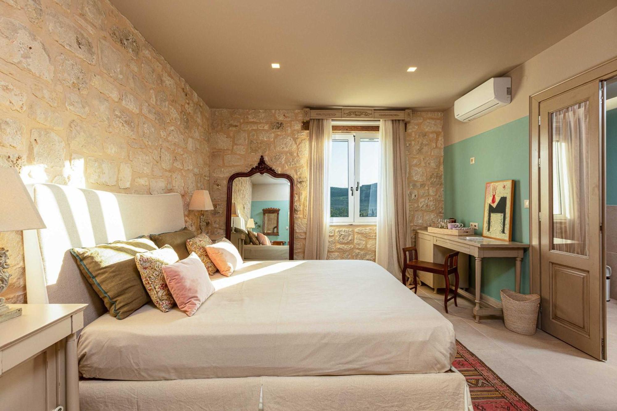 Villa Mantilari Wine Estate 7 Apartments 2 Private Pools 1 Heated Tennis Court Fitness Center Archanes Room photo